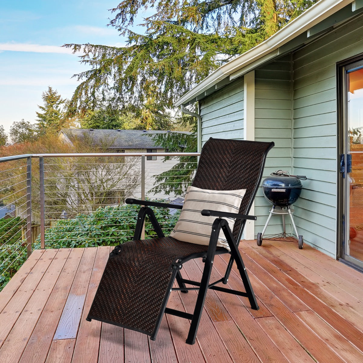 Lightweight foldable recliners are suitable for patios, balconies, gardens, poolsides, and offices