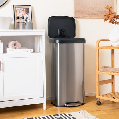 Stay-open function provides a wide opening for longer cleaning and waste disposal tasks