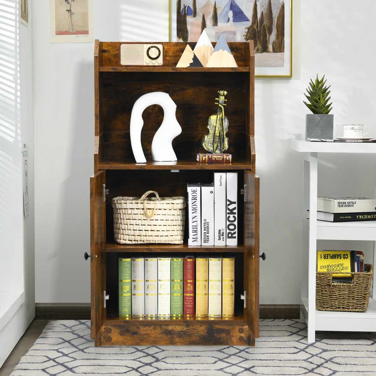 Sturdy bookcase supports up to 20 kilograms on the open shelf for dependable storage