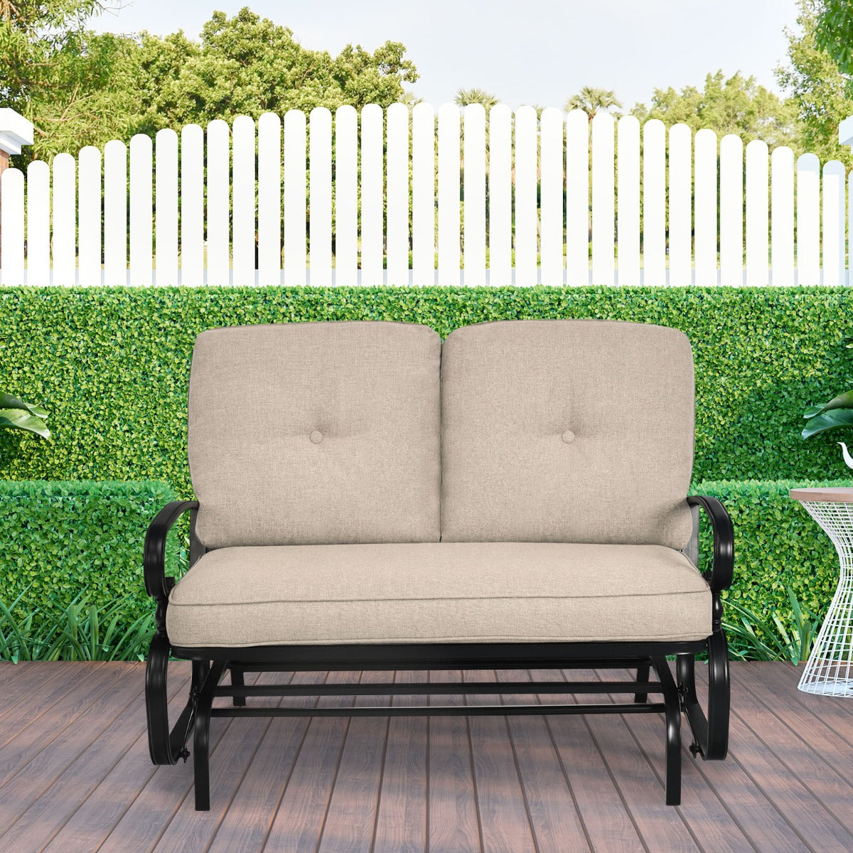 Fixed cushion ropes help prevent the large seat cushion from slipping during gentle gliding