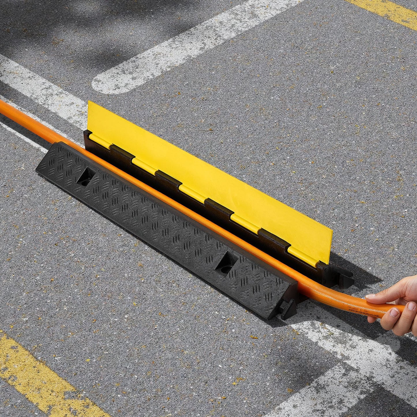 Cable Protector Ramp, 9,979 kg/axle Capacity, 1 Channel Heavy Duty Rubber Cord Hose Wire Cover, 70 x 50 mm Channel, Traffic Speed Bump with Flip-Open Top Cover, for Indoor Outdoor Use, 1 Pack