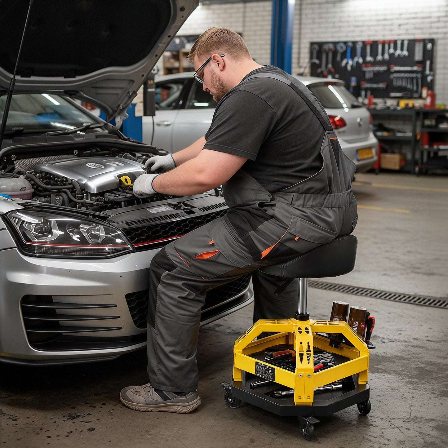 Rolling Shop Stool with Wheels, 500-650 mm Adjustable Height, 360° Swivel, 150 kg Capacity, Garage Work Mechanic Stool with Backrest, Tool Tray Storage, Padded Seat Shop Chair, Black/Yellow